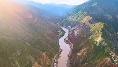4K航拍中国金沙江峡谷河流山脉视频的预览图